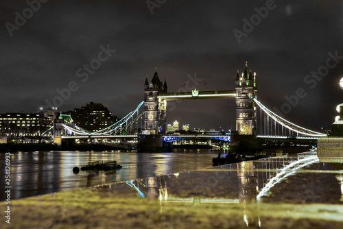 nocny-widok-na-tower-bridge