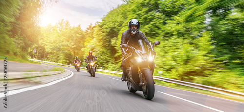 Obraz motocykl  motocyklista-na-lesnej-drodze-zabawy-z-jazdy-pusta-droga-na-wycieczce-motocyklowej