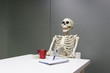 © tokyosoo - esqueleto en oficina trabajando y muerto de aburrimiento