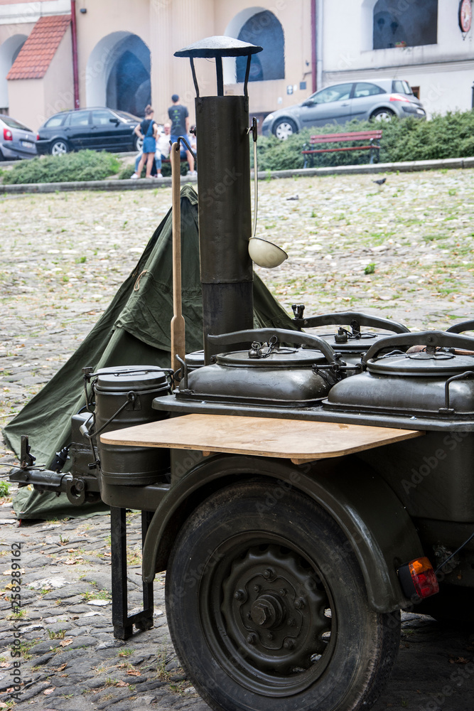 Wojskowy pojazd z zupą grochówką - obrazy, fototapety, plakaty 