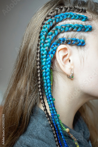 African American Hairdresser Coiffeur Weaves French Braids