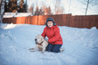 © kazakova0684 - the woman of 50 years embraces the old dog of a Labrador on snow