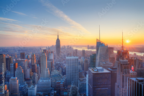 Fotomural Empire State building and Manahttan skyline at sunset new york city new york usa
