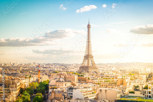 Plakat wycieczka po eiffla i pejzaż Paryża