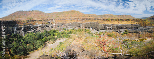 Fotografía Panorama of touristic attraction Ajanta buddhist temples and caves in Deccan Pla