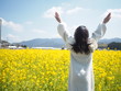 © リンドウ - 菜の花畑でバンザイする子供