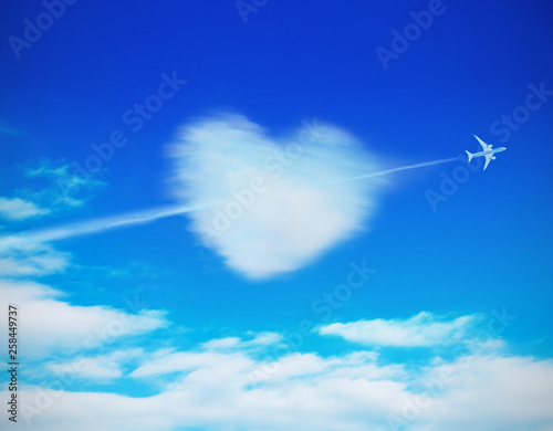 ハート型の雲を貫く飛行機 Adobe Stock でこのストック画像を購入して 類似の画像をさらに検索 Adobe Stock
