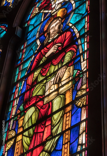 Fotomural Colored light from stained glass window in methodist church