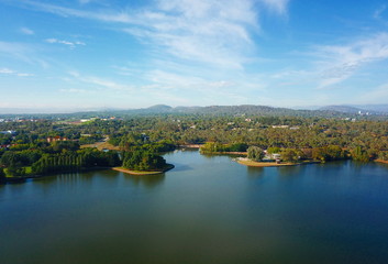 Panoramic view of Canberra (Australia) in daytime, featuring Lake Burley Griffin and Parliament House.