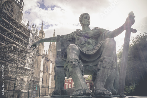 Fotografía Vintage image, Statue of Roman Emperor Constantine the great with blue sky, York