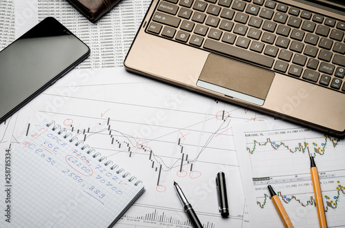 Fotografía Financial charts of currencies on paper, profit analysis, financier's workplace