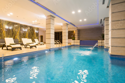Fototapeta na szkło Basen w hotelowym spa i centrum odnowy biologicznej