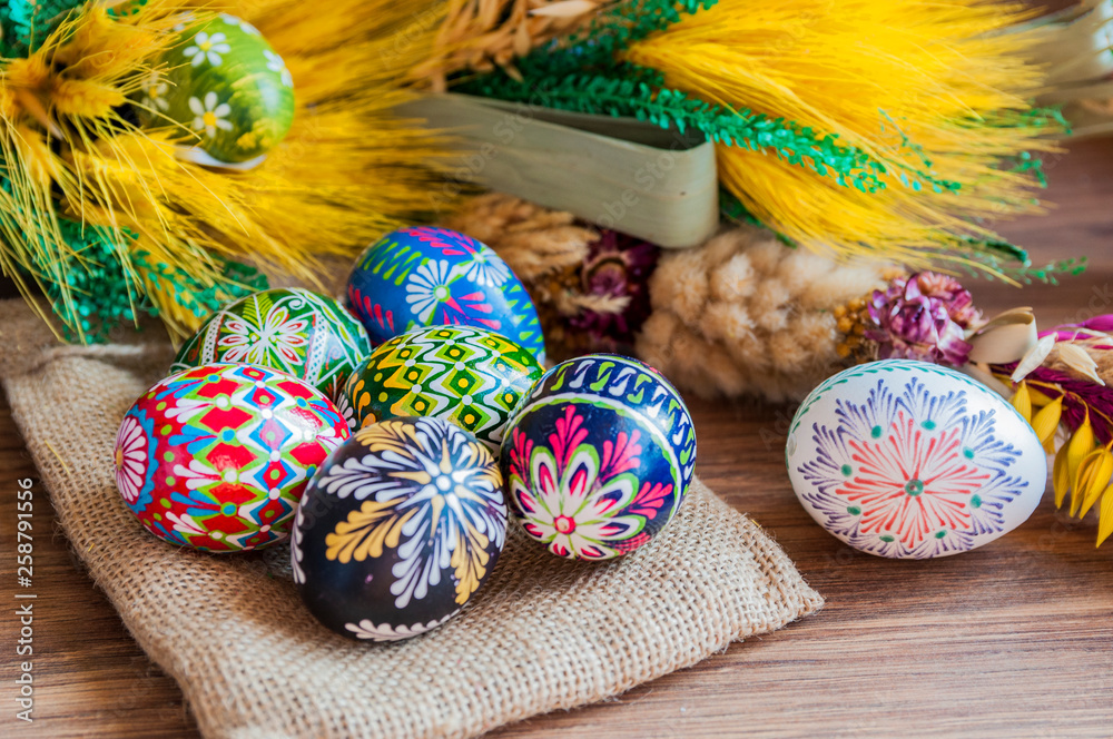 Wielkanoc. Kolorowe wielkanocne jajka i palma wielkanocna - obrazy, fototapety, plakaty 