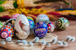 Wielkanoc. Kolorowe wielkanocne jajka i palma wielkanocna