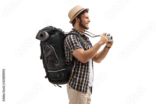 Fotografía Young male tourist with a backpack and a camera