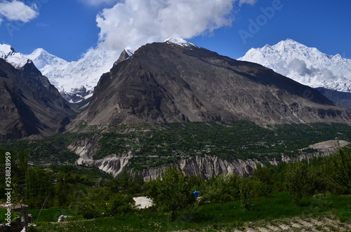 パキスタンのフンザのカリマバード 美しい山と森林と青空 名峰ラカポシとディラン Stock Photo Adobe Stock