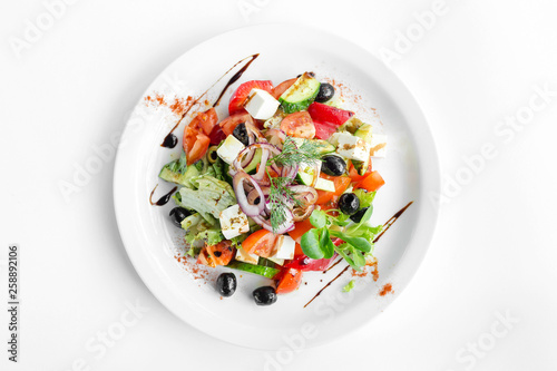 Fotomural vegetarian salad on white background