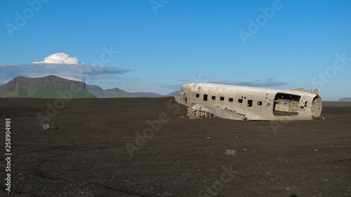 Fotografía Wreckage of crashed airplane in 1973 Douglas R4D Dakota DC-3 C 117 of the US Nav