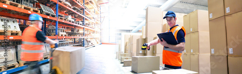 Lagerung und Logistik im Handel - Arbeiter in einer Logistikhalle Fototapeta