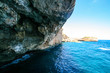 Steinküste über trürkis blauem Meer vor Mallorca