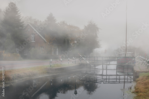Fotomural Nebel in Westgroßefehn am Kanal, einem Fleet in Ostfriesland, Germany