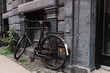 Sehr altes schwarzes Fahrrad lehnt an schöner alter Hauswand 
