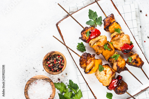 Fotomural Chicken kebab on skewers on white.