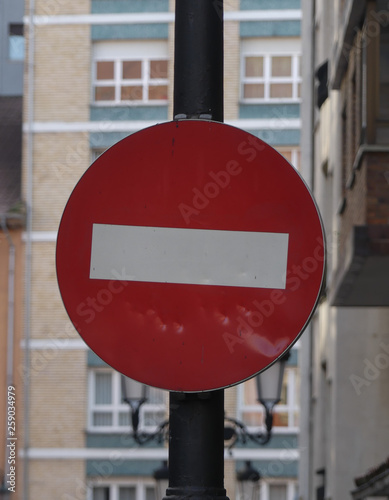 Cuadros en Lienzo Señal de tráfico que indica dirección prohibida.