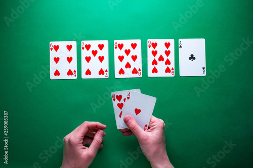 Fotografía Player at the table playing and showing cards at poker game