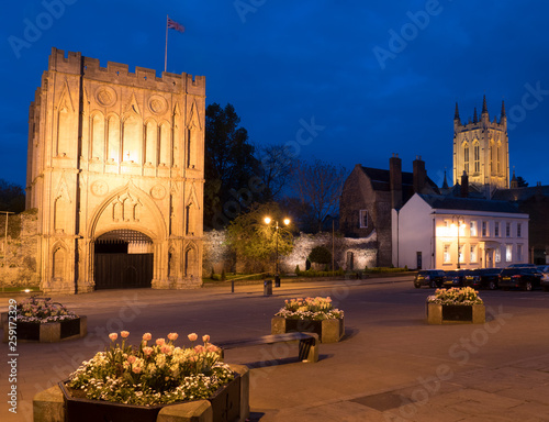Fotografía Europe, UK, England, Suffolk, Bury St Edmunds gatehouse cathedral