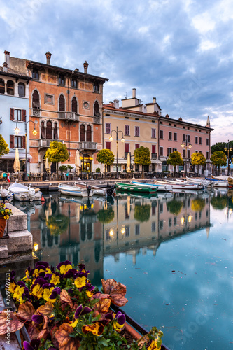 Fotomural Sunset over marina at Lake Garda in Desenzano, Italy