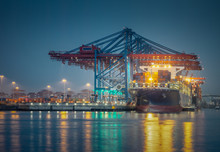 Containerschiff Im Hafen Von Hamburg Bei Nacht