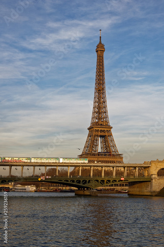 Zdjęcie XXL Paryż, Francja - 16 lutego 2019: Most Bir Hakeim z wieżą Eiffla w tle w Paryżu