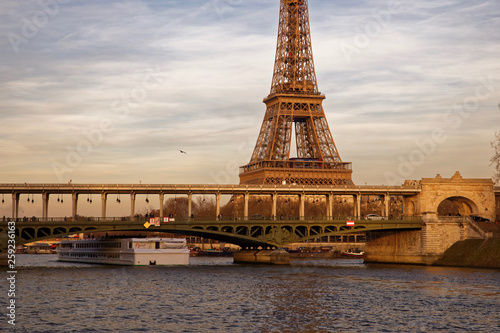 Plakat Paryż, Francja - 16 lutego 2019: Most Bir Hakeim z wieżą Eiffla w tle w Paryżu
