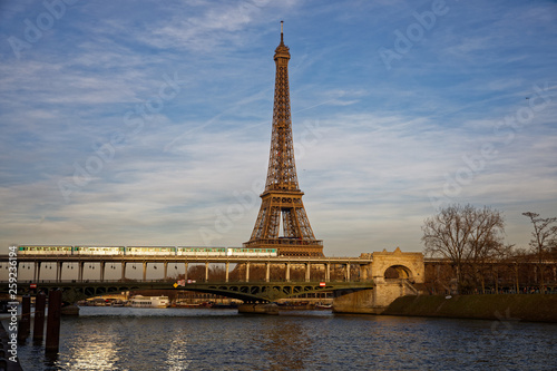Plakat Paryż, Francja - 16 lutego 2019: Most Bir Hakeim z wieżą Eiffla w tle w Paryżu