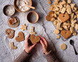 © Anna Cor - Weihnachtsplätzchen und Lebkuchen werden verziert