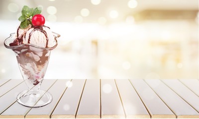 Canvas Print - Ice cream with chocolate sauce on white background