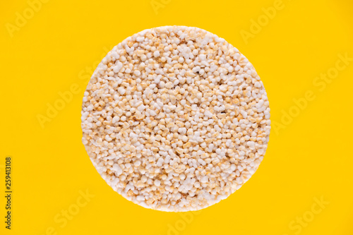 Cuadros en Lienzo Amaranto blanco circular en fondo amarillo