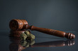 Cannabis und Richterhammer grauer Hintergrund 