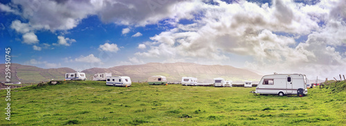 Cuadros en Lienzo Panoramic view with campers in a resort