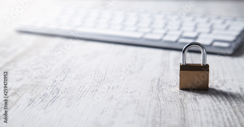 Fotomural Padlock with computer keyboard. Internet and computer security