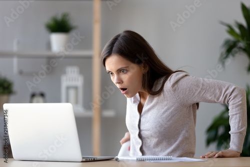 Fotografía Shocked woman looking at laptop screen surprised with bad news