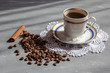 Filiżanka kawy z ziarnami kawy, cynamonem i anyżem