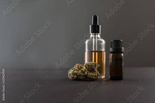 Cuadros en Lienzo Medizinisches Cannabis und Cannabis Öl in Fläschchen grauer Hintergrund