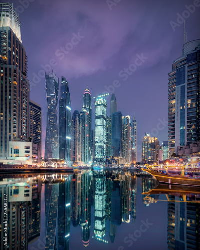 Obraz Dibond Panoramę Dubaju z nowoczesną różnorodnością stylów architektonicznych