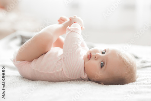 Fotomural Adorable little baby portrait