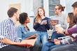© Robert Kneschke - Studenten diskutieren und lernen zusammen