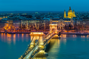 Wall Mural - The Chain Bridge in Budapest in the evening. Night city skyline. Sightseeing in Hungary.