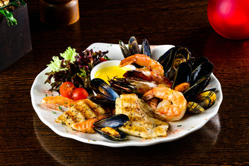 Canvas Print - Seafood plate in the restaurant