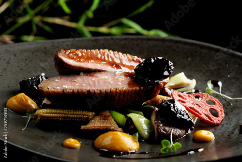 Fotomural Haute cuisine/Asian fusion, roasted duck with plums and shiitake mushrooms